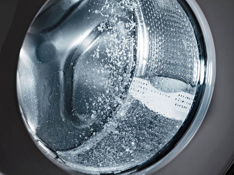 Вода орошает бельё в барабане при работе Pro Wash